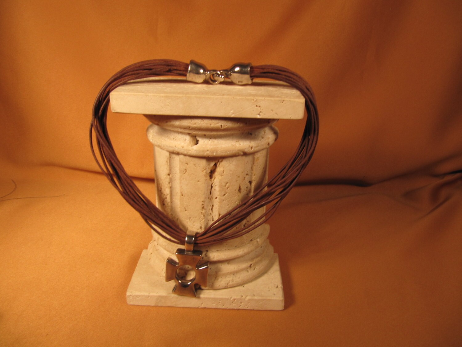 Malteserkreuz Auf Zwölf Stran Leder Halskette, Silber Wie Mit Matching Großer Greifer Typ Fangen, 1970Er Jahre Halskette Malteserkreuz Auf Zwölf Stran Leder Halskette, Silber Wie Mit Matching Großer Greifer Typ Fangen, 1970Er Jahre Halskette von ChristophCreations