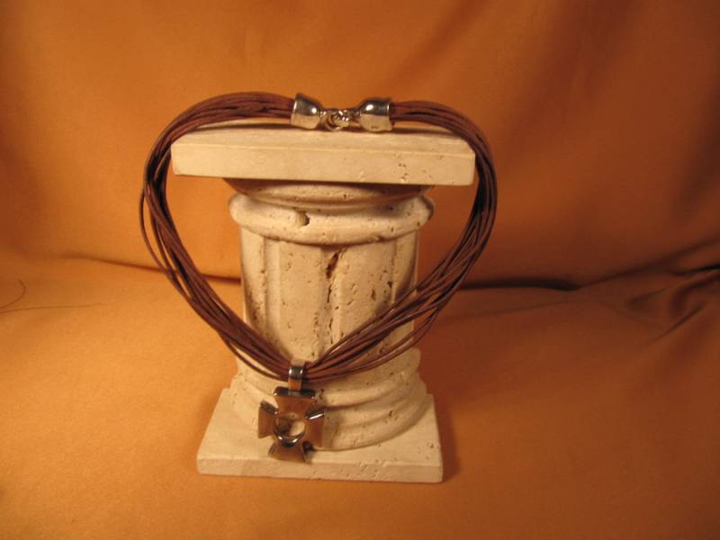 Malteserkreuz Auf Zwölf Stran Leder Halskette, Silber Wie Mit Matching Großer Greifer Typ Fangen, 1970Er Jahre Halskette Malteserkreuz Auf Zwölf Stran Leder Halskette, Silber Wie Mit Matching Großer Greifer Typ Fangen, 1970Er Jahre Halskette von ChristophCreations