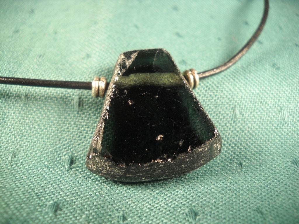 Recycelter Glasanhänger - Unisex Halskette An Einer Lederschnur Recycelter Glasanhänger - Unisex Halskette An Einer Lederschnur von ChristophCreations