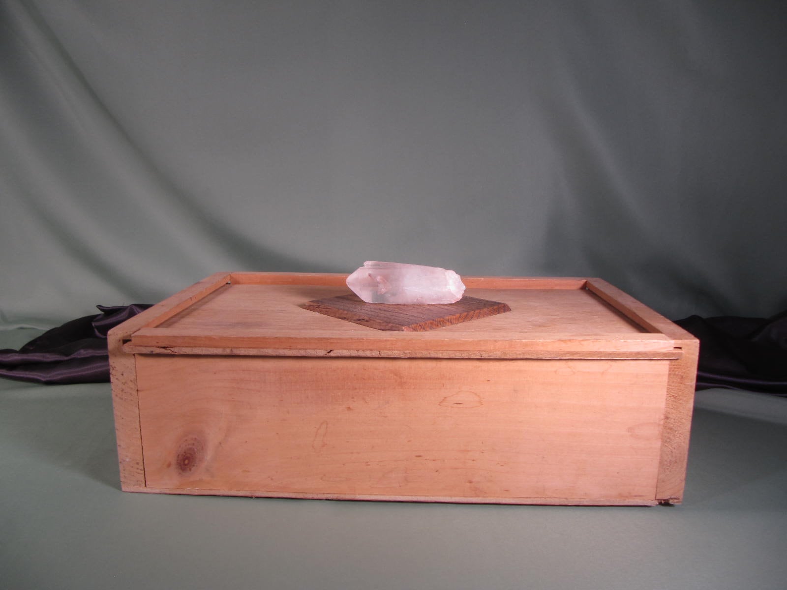 Repurposed Box Mit Quartz Crystal, Vintage Box Dia-Deckel Großen Quarzkristall Verziert, Keepsake Heilige Objektbox Kristall von ChristophCreations