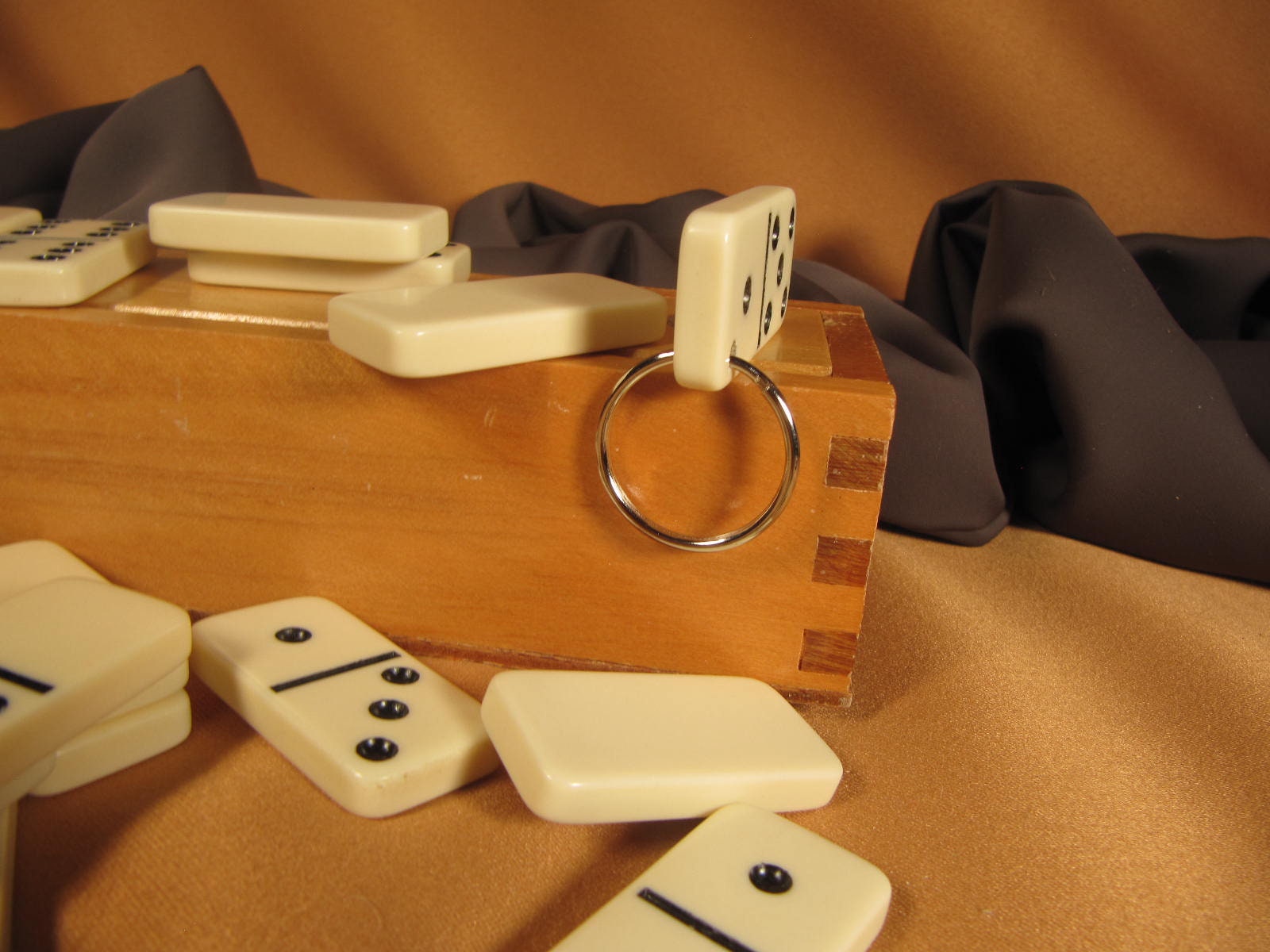 Schlüsselanhänger Mit Vintage Dominostein, Nur Rohstein Verfügbar Schlüsselanhänger Mit Vintage Dominostein, Nur Rohstein Verfügbar von ChristophCreations