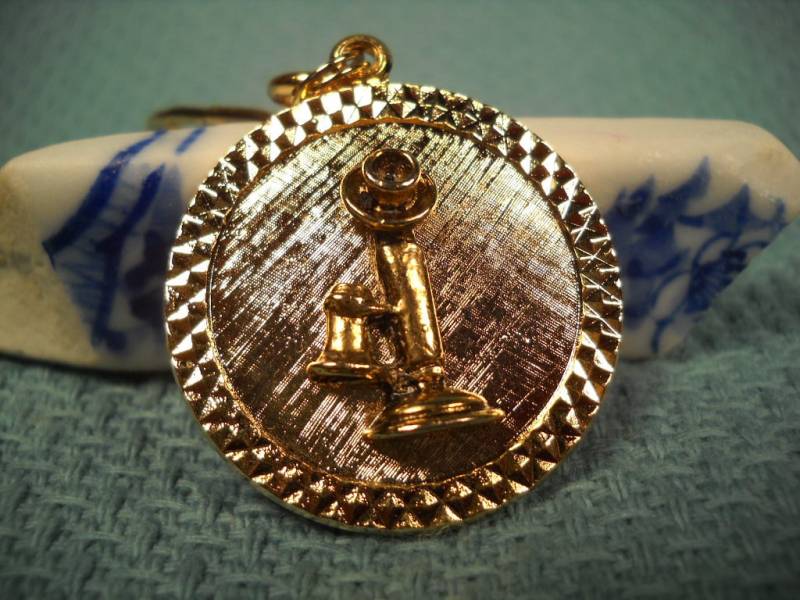 Schlüsselbund Von Antique Telefon, Telefon Am Schlüsselbund, Keychain, Goldtone Schlüsselbund Mit Antiken Antikes Anhänger, Kunst Schlüsselbund Von Antique Telefon, Telefon Am Schlüsselbund, Keychain, Goldtone Schlüsselbund Mit Antiken Antikes Anhänger, Kunst von ChristophCreations
