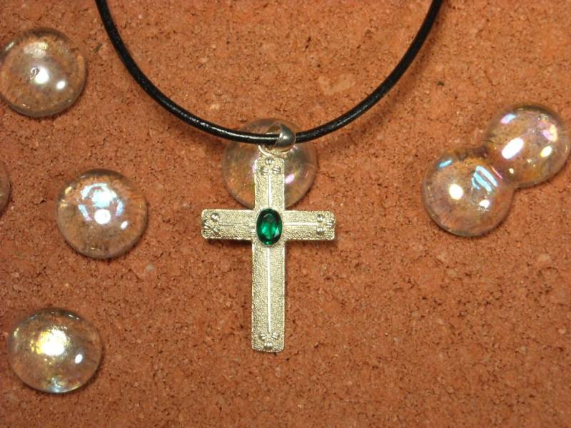 Silber-Kruzifix An Lederband, Leder Halskette Mit Silber Kruzifix, Silver Cross, Kreuz, Kruzifix Grüner Stein Silber-Kruzifix An Lederband, Leder Halskette Mit Silber Kruzifix, Silver Cross, Kreuz, Kruzifix Grüner Stein von ChristophCreations