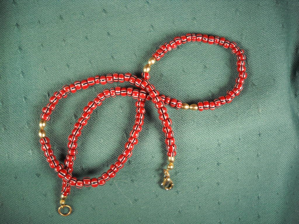 Unisex Satinhandschuhe Halskette Gemacht Eines Freundlichen Chokcer Von Glasperlen Und Gold-Ton Erkenntnisse, Smal Einzigartige Mit Bemalten Streifen Unisex Satinhandschuhe Halskette Gemacht Eines Freundlichen Chokcer Von Glasperlen Und Gold-Ton Erkenntnisse, Smal Einzigartige Mit Bemalten Streifen von ChristophCreations