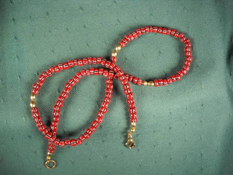 Unisex Satinhandschuhe Halskette Gemacht Eines Freundlichen Chokcer Von Glasperlen Und Gold-Ton Erkenntnisse, Smal Einzigartige Mit Bemalten Streifen von ChristophCreations