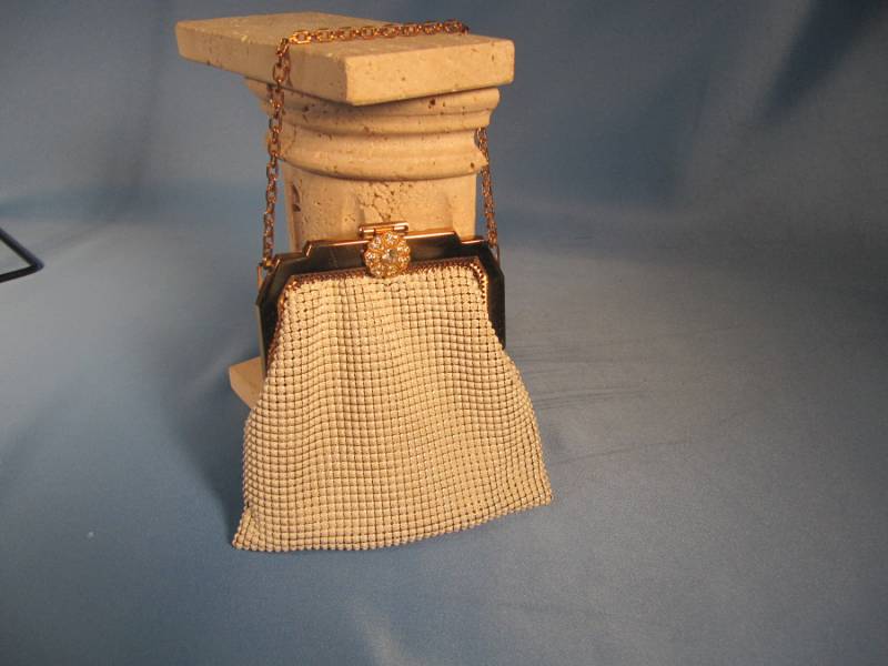 White Und Davis Mesh Geldbörse Mit Kettengriff Strass Verschluss, Weiß Davis Metall Mesh Aus Den 1950Er Jahren in Phänomenalen Zustand White Und Davis Mesh Geldbörse Mit Kettengriff Strass Verschluss, Weiß Davis Metall Mesh Aus Den 1950Er Jahren in Phänomenalen Zustand von ChristophCreations