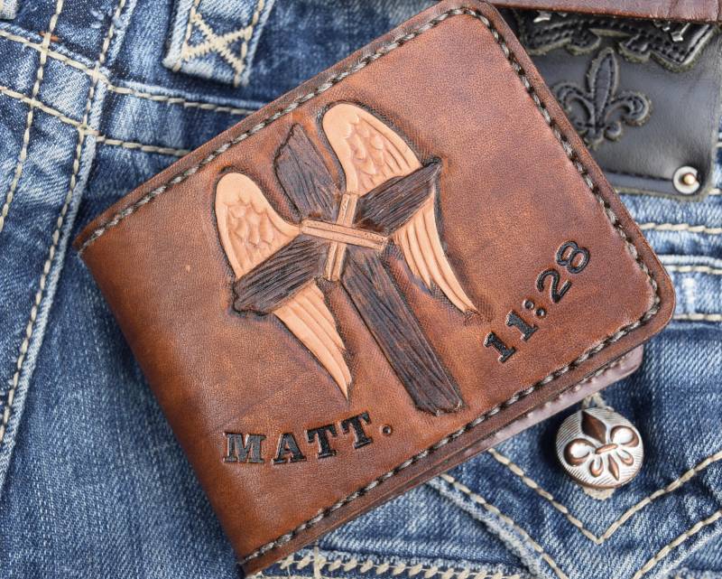 Leder Bi-Fold Brieftasche/Hand Geschnitzt Punziert Kreuz Christian Themed von ChristophJoseph