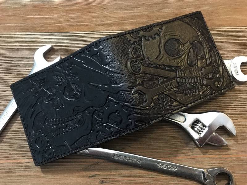 Punzierte Gearhead Leder Brieftasche/Herren Geschnitztes Bifold American Made von ChristophJoseph