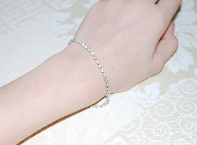 Armband Schöne Funkelnde Aus Silber Farbe Metall Und Eingelegt Mit Glasbits Armband Schöne Funkelnde Aus Silber Farbe Metall Und Eingelegt Mit Glasbits von ChristopherAttic