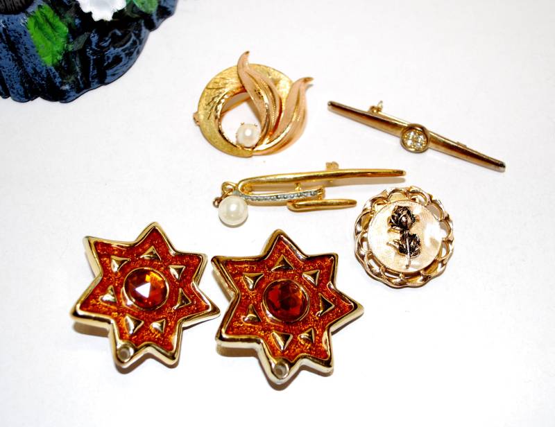 Schmuck-Set Star-Clip Auf Ohrringe, 4 Verschiedene Broschen. Perle Brosche, Rose Schal Vintage Schmuck von ChristopherAttic
