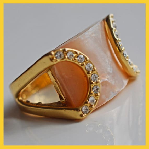 Schmuck Von Designer Gemacht-Luxuriöser Ring Gold Color Mit Mutter Pearl & Diamond Cut Crystal Stones. Neues Element von ChristopherAttic
