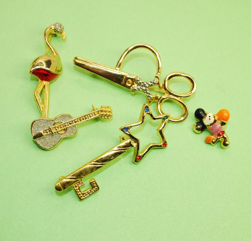 Viel Von Kids Schmuck 5 Gold Color Enamel Sparkling Brooches. Noch Nie Genutzt von ChristopherAttic