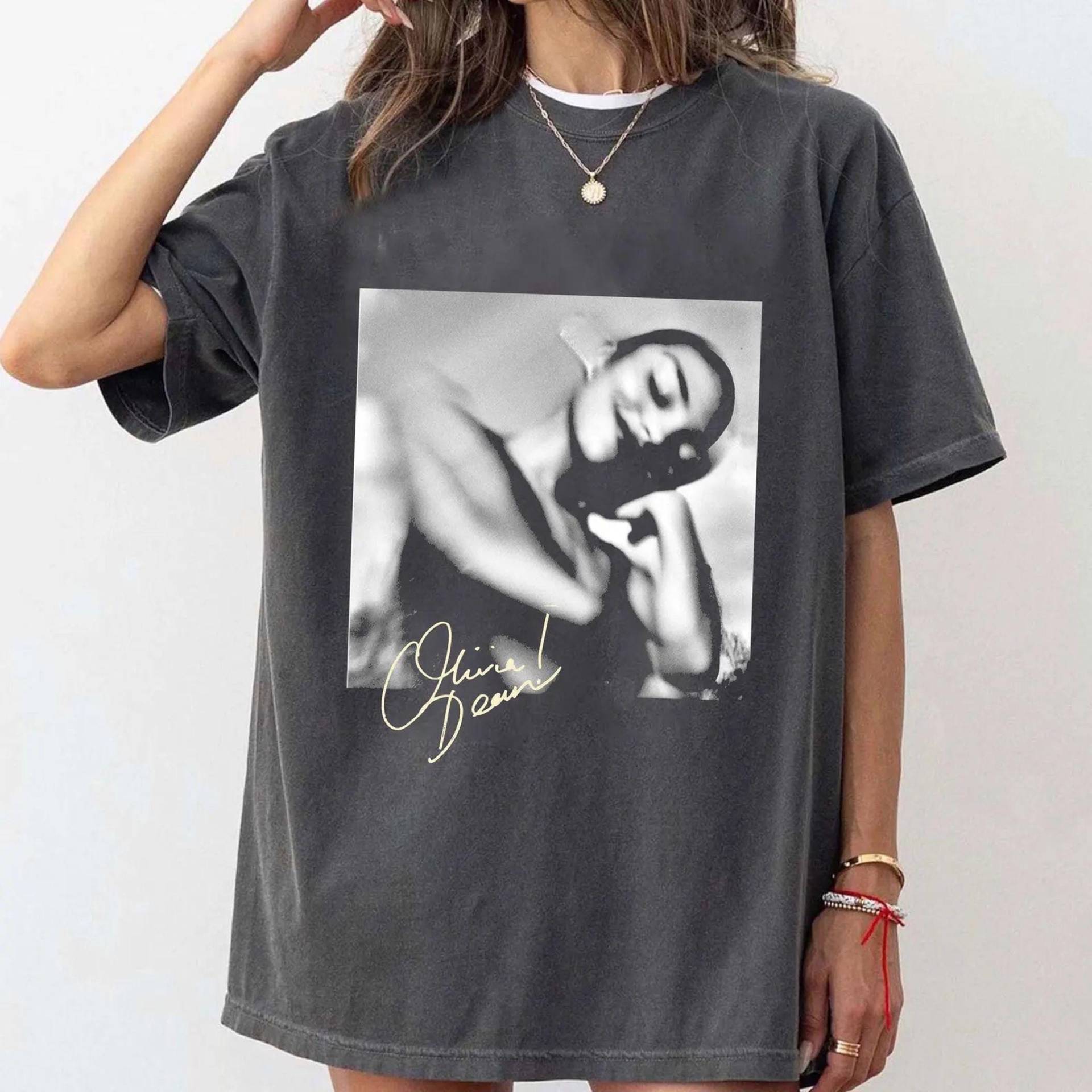 Olivia Dean Merch The Art Of Loving Live Tour 2025 T-Shirt Shirt Geschenk Poster von Christophpro