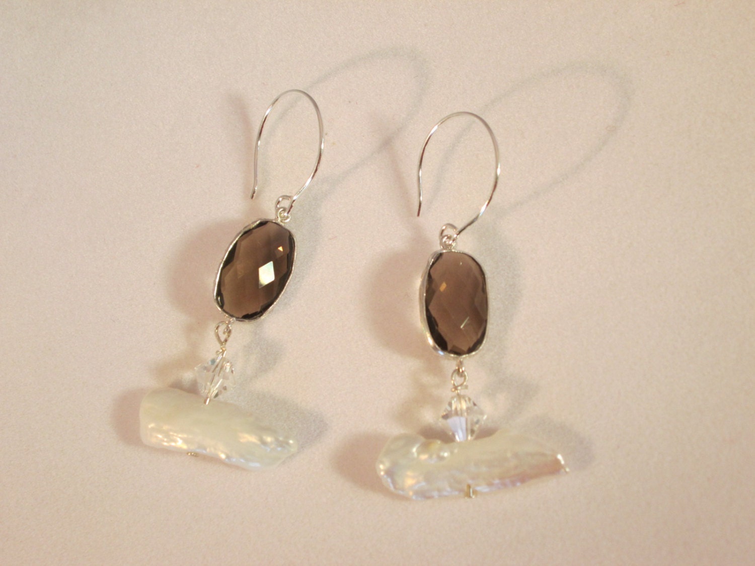Echte Rauchquarz & Weiß Biwa Perle Ohrringe in Sterling Silber Echte Rauchquarz & Weiß Biwa Perle Ohrringe in Sterling Silber von ChristysArtCreations