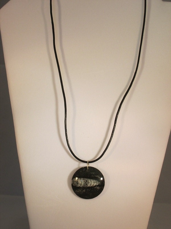 Fossil Anhänger Am Lederband Halskette Verstellbar 20-22" Fossil Anhänger Am Lederband Halskette Verstellbar 20-22" von ChristysArtCreations