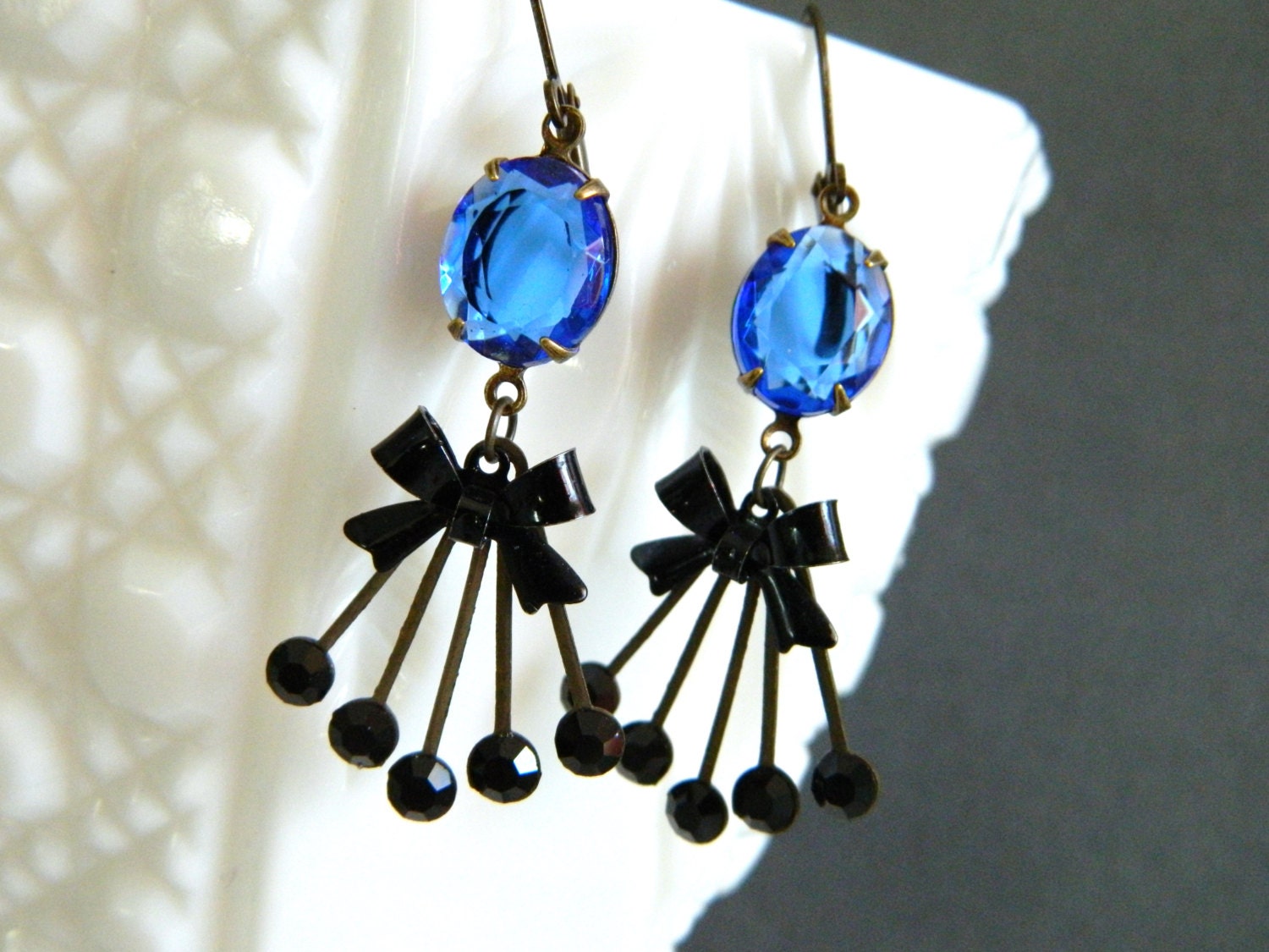 Art Deco Ohrringe, Ohrringe Retro, Vintage Blau Ohrring, Schwarze Saphir Blau, Retro-Schmuck, Schwarz Swarovski Art Deco Ohrringe, Ohrringe Retro, Vintage Blau Ohrring, Schwarze Saphir Blau, Retro-Schmuck, Schwarz Swarovski von ChromeAndCotton