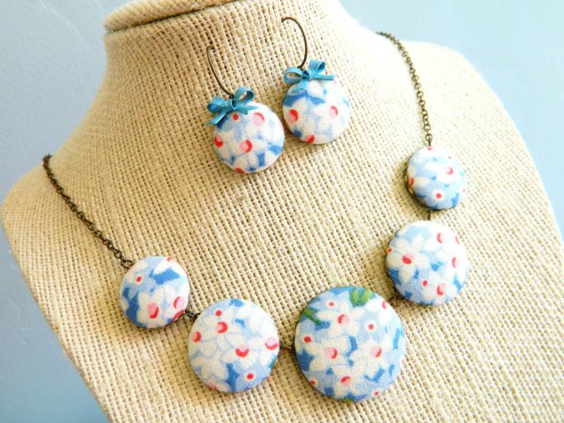 Blaue Gänseblümchen Halskette & Ohrringe, Blau Weiße Blumen Halskette, Stoff Feedsack Schleife Spring Cottage Schmuck Blaue Gänseblümchen Halskette & Ohrringe, Blau Weiße Blumen Halskette, Stoff Feedsack Schleife Spring Cottage Schmuck von ChromeAndCotton
