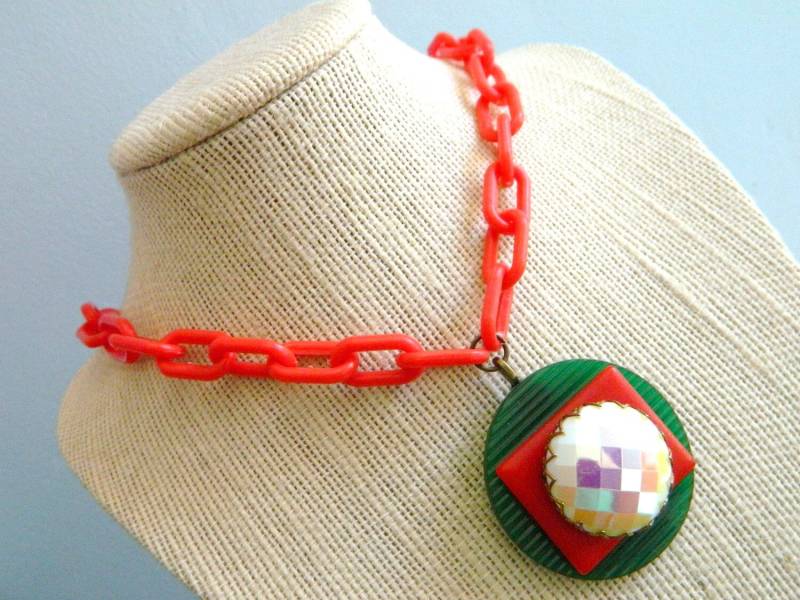 Funky Statement Weihnachtskette, Weihnachtsschmuck, Rot Grün Mit Vintage Schnallen, Retro Halskette Funky Statement Weihnachtskette, Weihnachtsschmuck, Rot Grün Mit Vintage Schnallen, Retro Halskette von ChromeAndCotton