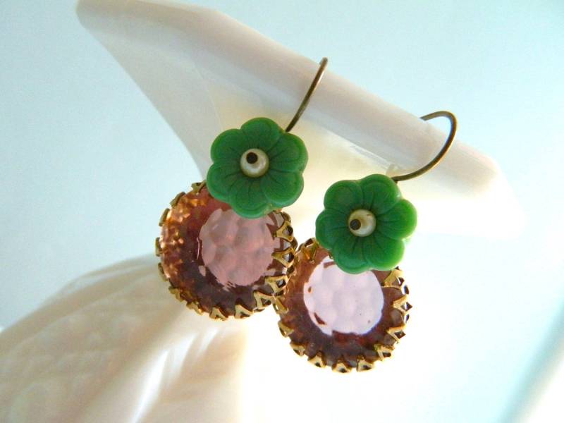 Lavendel Ohrringe, Lila Retro Vintage Retro-Schmuck, Grüne Blumen Schäbige Schicke Ohrringe Amethyst von ChromeAndCotton