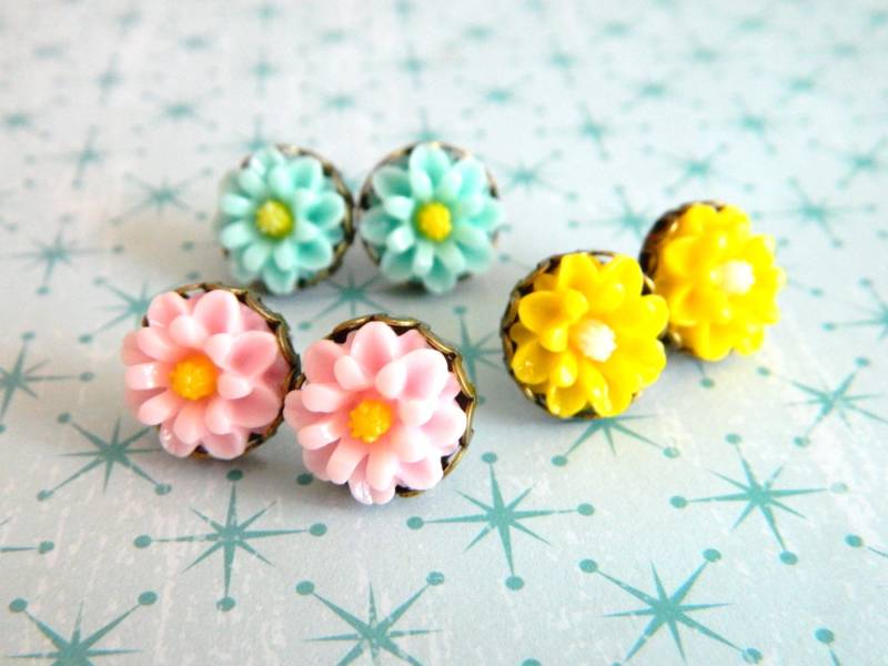 Ohrringe, Ohrstecker Blume, Blume Post Brautjungfern Pastell Blumen, Retro-Ohrringe, Mint Rosa Gelb, Feder Ohrringe Ohrringe, Ohrstecker Blume, Blume Post Brautjungfern Pastell Blumen, Retro-Ohrringe, Mint Rosa Gelb, Feder Ohrringe von ChromeAndCotton