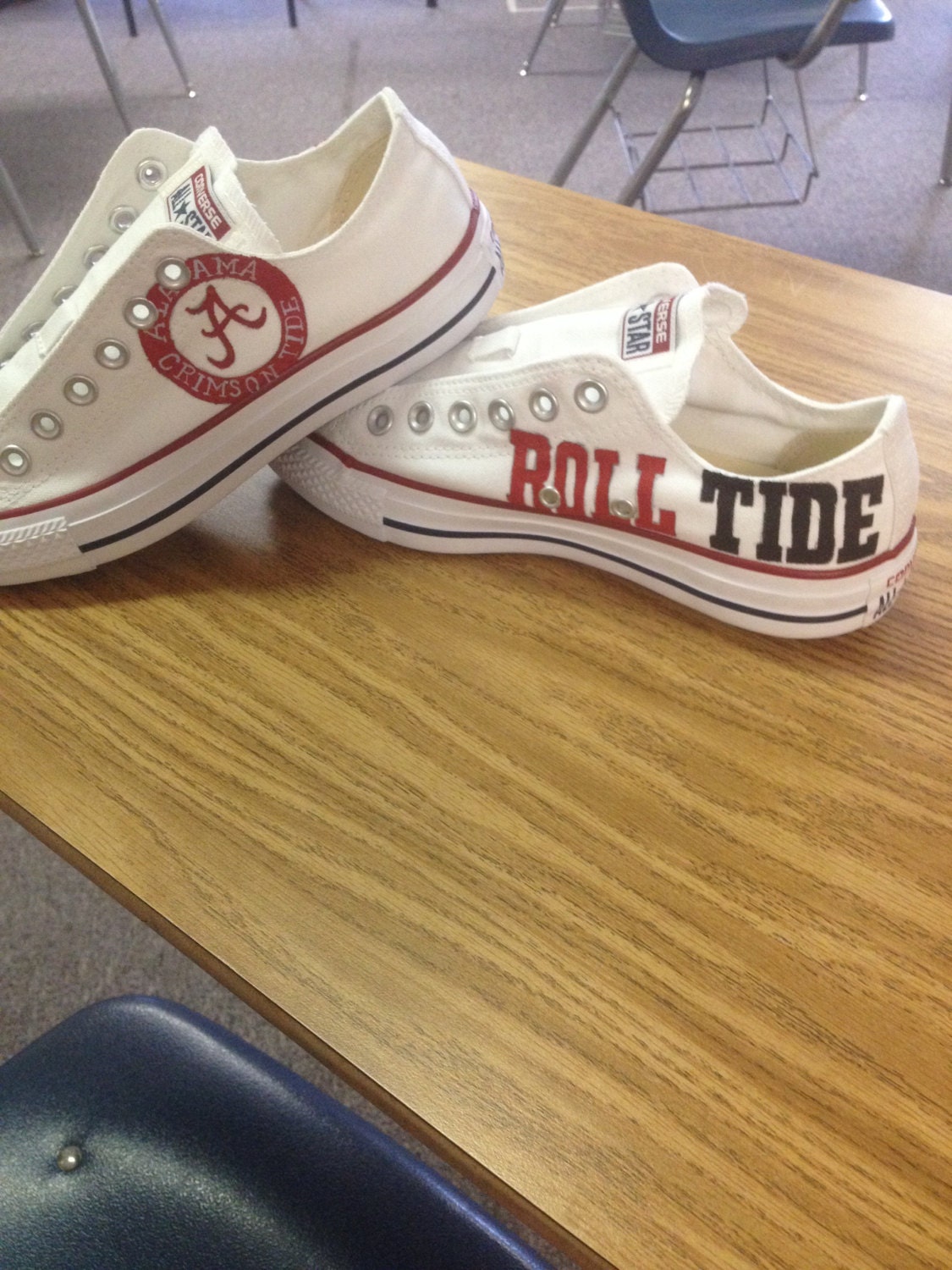 Alabama Crimson Tide Handbemalte Schuhe Alabama Crimson Tide Handbemalte Schuhe von ChromeReflections