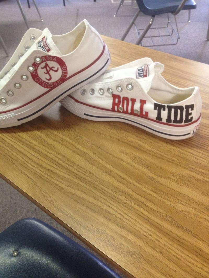 Alabama Crimson Tide Handbemalte Schuhe Alabama Crimson Tide Handbemalte Schuhe von ChromeReflections