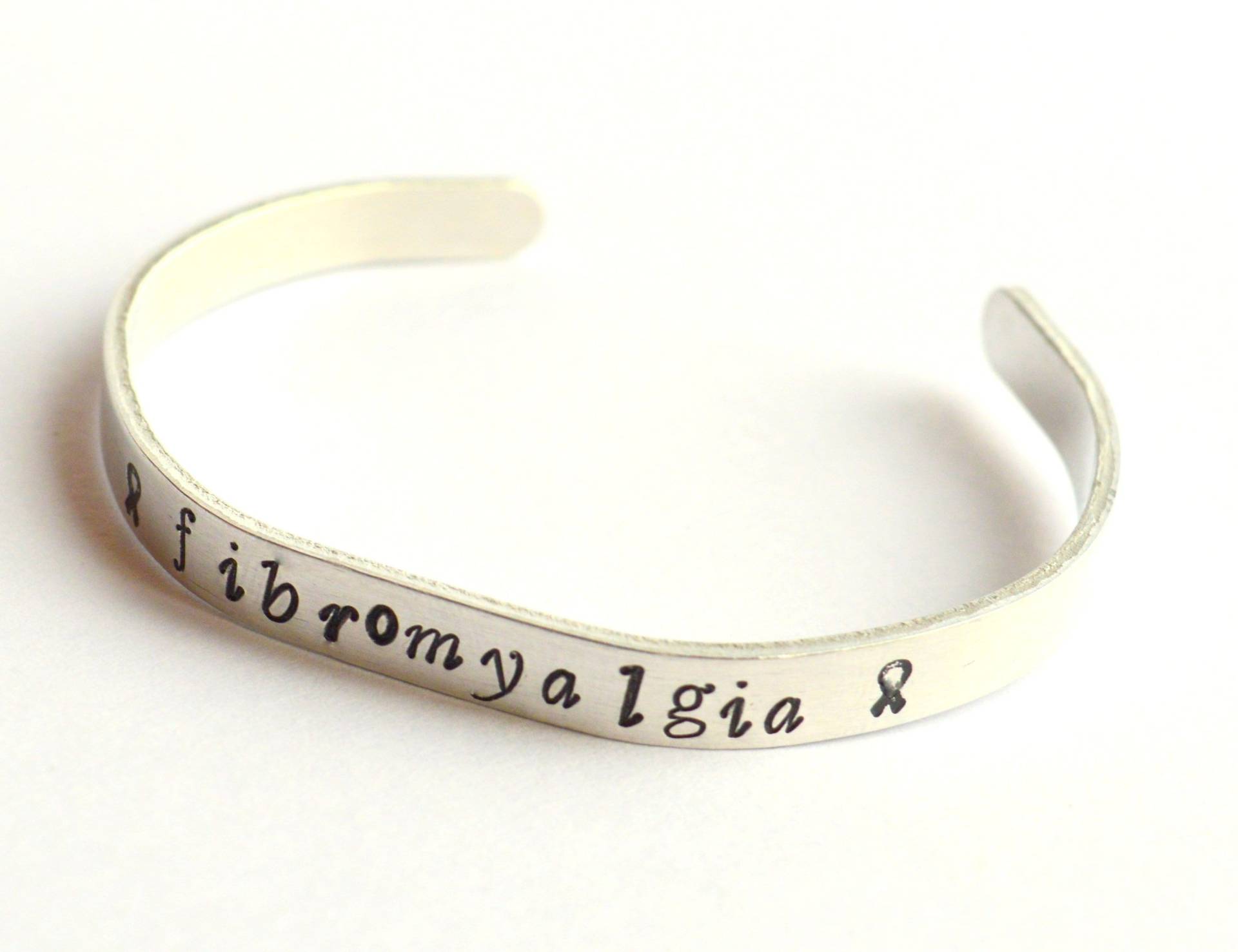 Fibromyalgie-Bewusstseins-Manschettenarmband Handgestempelter Aluminiumarmreif Fibromyalgie-Bewusstseins-Manschettenarmband Handgestempelter Aluminiumarmreif von ChronicWarriors