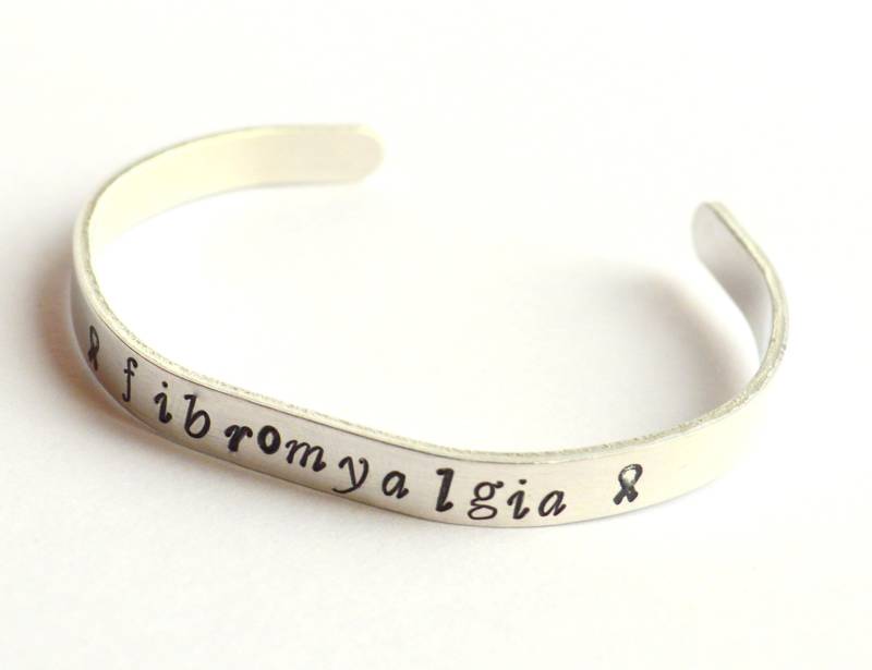 Fibromyalgie-Bewusstseins-Manschettenarmband Handgestempelter Aluminiumarmreif von ChronicWarriors