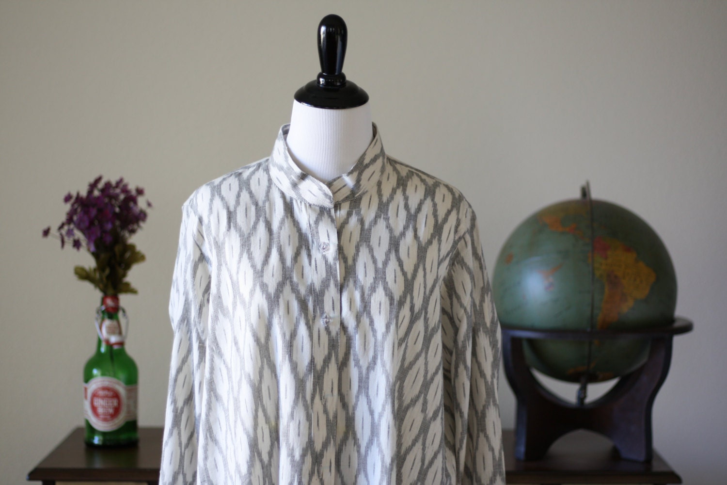 Handgeschöpfte Baumwolle Ikat-Shirt-Kleid - White Handgeschöpfte Baumwolle Ikat-Shirt-Kleid - White von ChronicleByZarine