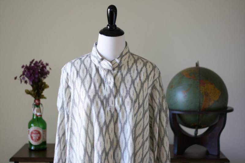 Handgeschöpfte Baumwolle Ikat-Shirt-Kleid - White Handgeschöpfte Baumwolle Ikat-Shirt-Kleid - White von ChronicleByZarine