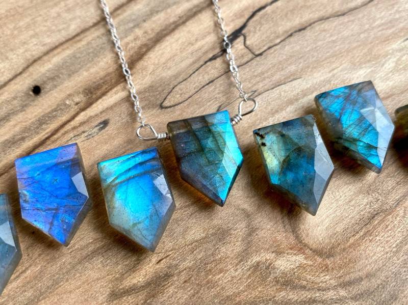 Rohe Labradorit Halskette Naturstein Anhänger Rock Für Frauen Regenbogen Schmuck von ChrysalisStudios