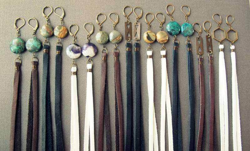 Leder Ohrringe, Lange Boho Baumeln Braun Schwarz Quaste Ohrringe W/Steine, Statement Fransen Weißer Lederschmuck von Chrysalism