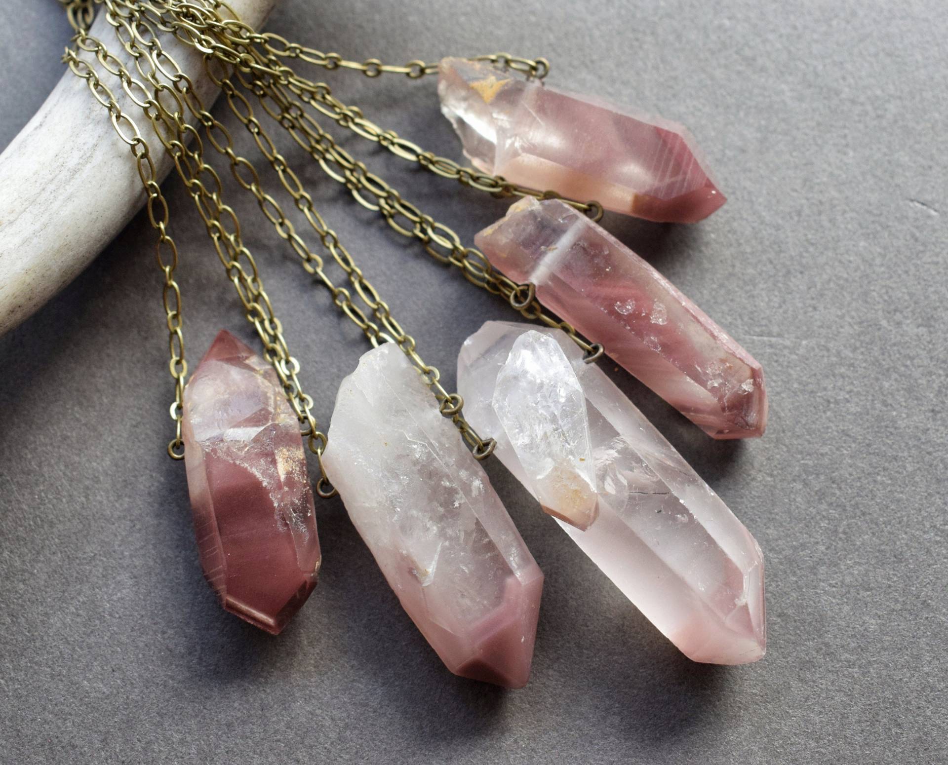 Lithium Quarz Halskette, Rohstein Rosa Schmuck, Malvenfarbener Stein Boho Kristallanhänger von Chrysalism