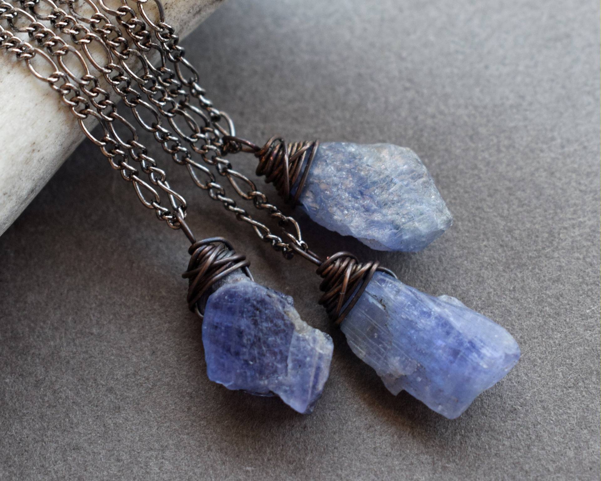 Mini Roh Tansanit Halskette, Blau Lila Edelstein Kristall Anhänger Für Frauen, Whimsigoth Alt Ästhetik, Witchy Boho Schmuck von Chrysalism