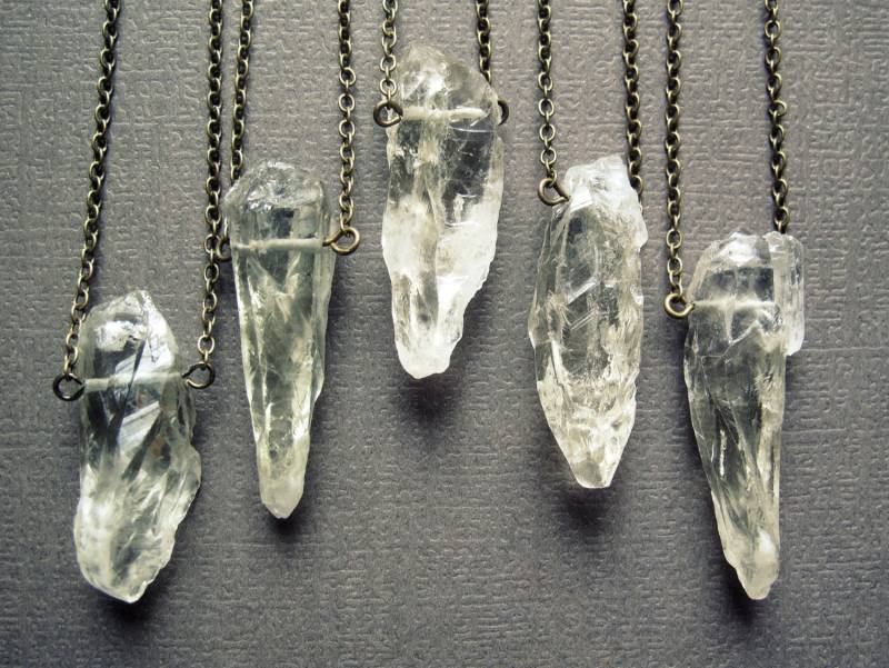 Prasiolith Halskette - Grüne Amethyst Rohe Kristall Edelstein Grüner Anhänger Boho Schmuck von Chrysalism