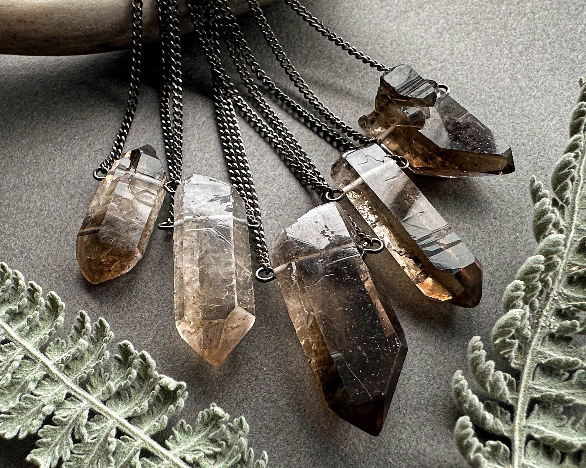 Rauchquarz Halskette, Gothic Rohkristall Spitze Anhänger Auf Gunmetal, Witchy Alt Whimsigoth Edelstein Schmuck, Dark Academia Goth Aesthetic von Chrysalism