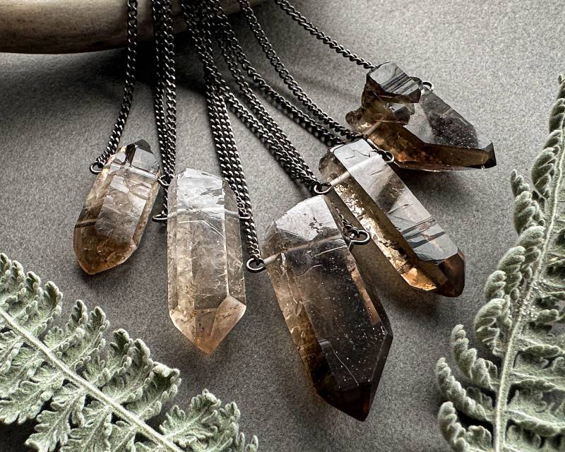 Rauchquarz Halskette, Gothic Rohkristall Spitze Anhänger Auf Gunmetal, Witchy Alt Whimsigoth Edelstein Schmuck, Dark Academia Goth Aesthetic von Chrysalism