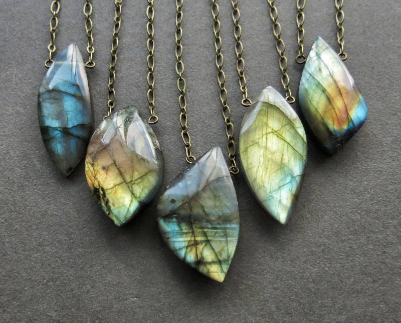 Regenbogen Labradorit Halskette, Blau Grün Gelb Orange Edelstein Kristall Anhänger, Natürlicher Whimsigoth Boho Stein Schmuck von Chrysalism