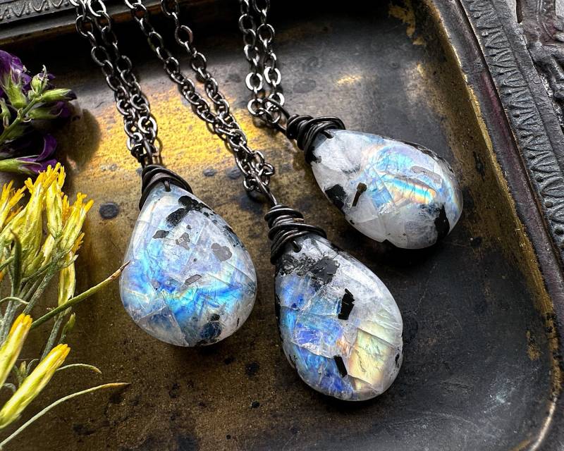 Regenbogen Mondstein Halskette Mit Schwarzer Turmalin, Natürlicher Blauer Stein Edelstein Anhänger, Boho Fairycore Pagan Wicca Witchy Whimsigoth von Chrysalism