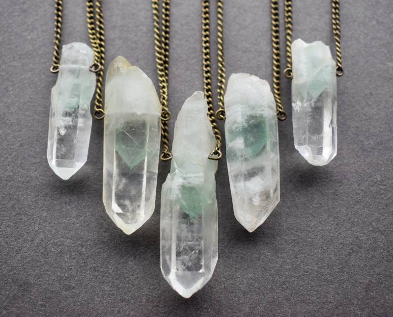 Rohe Fuchsit Quarz Halskette, Grüner Phantomquarz Kristallspitze Anhänger, Boho Edelstein Schmuck von Chrysalism