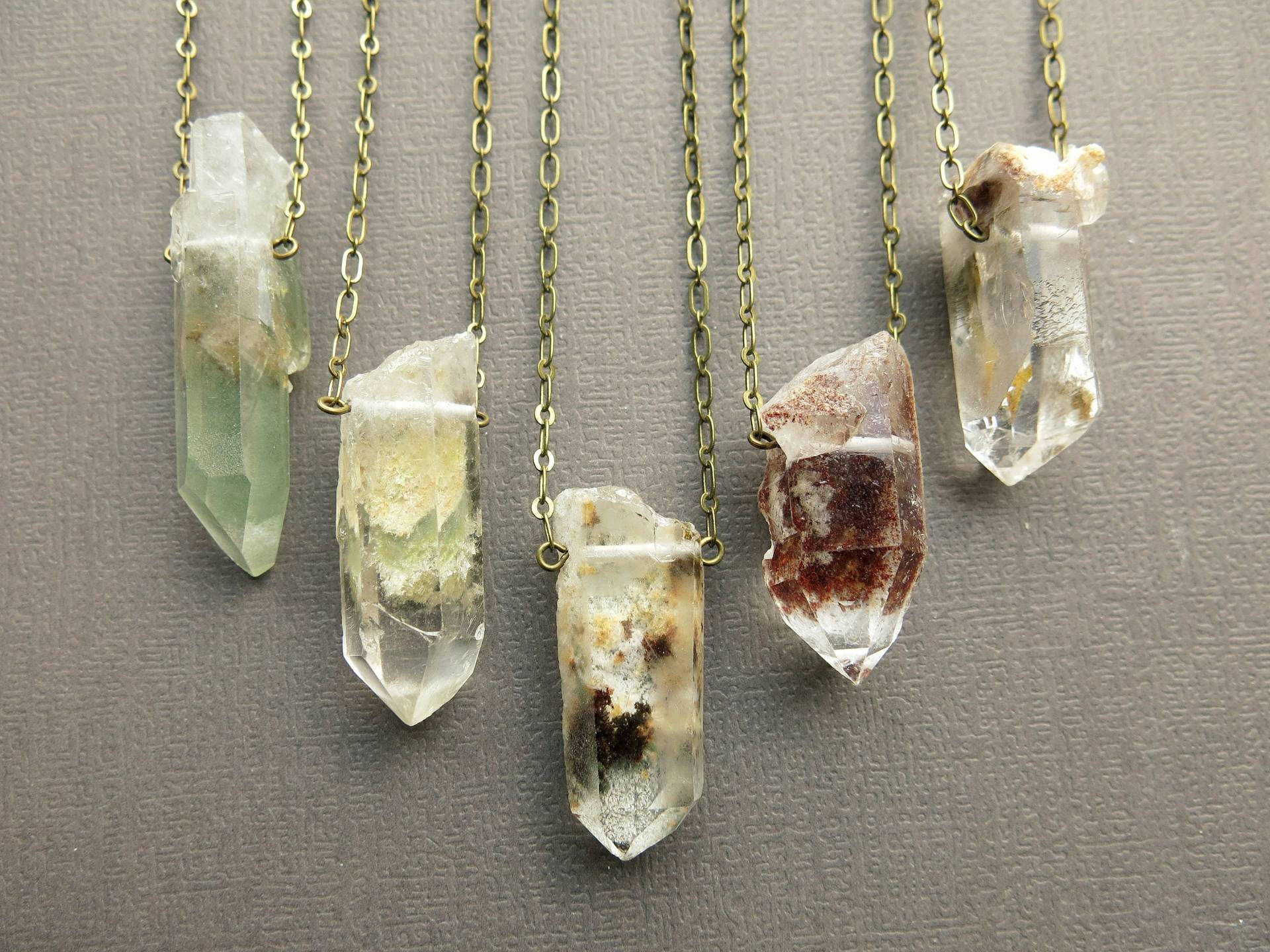 Rohe Lodolith Halskette, Phantom Garten Quarz Kristall Anhänger, Boho Schmuck von Chrysalism