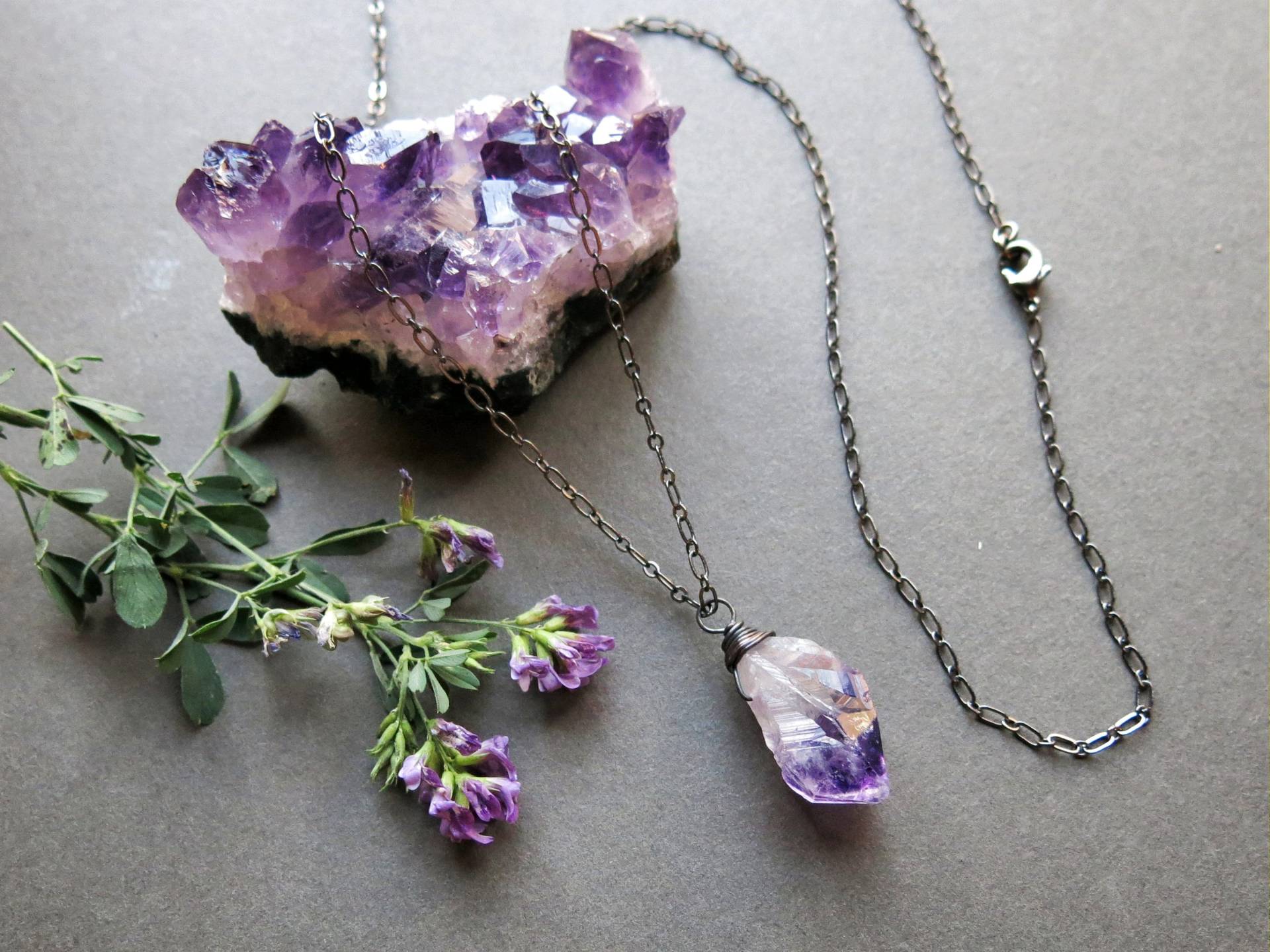 Witchy Rohe Amethyst Halskette, Lila Quarz Edelstein Kristallspitze Anhänger, Alt Goth Whimsigoth Ästhetik, Februar Birthstone Geschenk Für Sie von Chrysalism