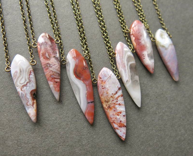 Zierliche Rosa Achat Halskette, Natürliche Edelstein Anhänger, Boho Stein Schmuck von Chrysalism