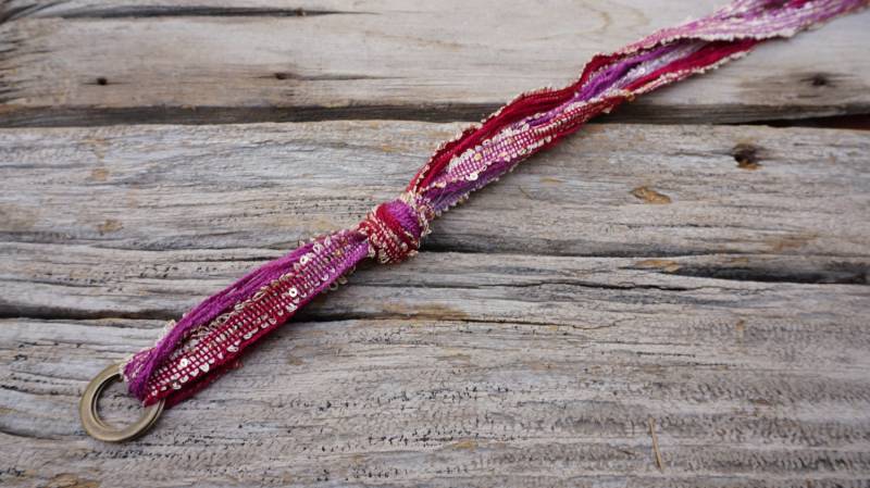 Wunderschöne Gladiator Sandal Laces in Bunten Schattierungen Von Tiefen Rottönen Und Üppigen Pflaumen. Lecker Wunderschöne Gladiator Sandal Laces in Bunten Schattierungen Von Tiefen Rottönen Und Üppigen Pflaumen. Lecker von Chrysandals