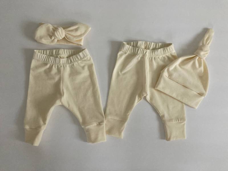 Cremefarbenes Bio Newborn Set. Geschlecht Neutral Take Home Baby Kleidung. Neugeborenen Leggings Und Mütze Oder Stirnband. Baby-Dusche-Geschenk von ChubbyCheekbabies
