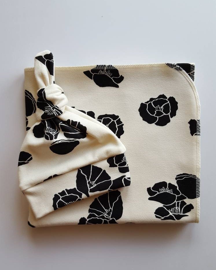 Neugeborene Mädchen Kommt Nach Hause. Bio-Spucktuch. Neugeborenen Mütze. Florales Swaddle Set. Creme & Schwarzes Bio-Spucktuch von ChubbyCheekbabies