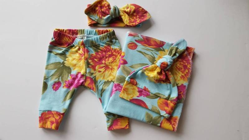 Newborn Girl Take Home Set. Swaddle Blanket & Mütze Oder Neugeborenen Stirnband Leggings. Baby Mädchen Kleidung. Shower Geschenk von ChubbyCheekbabies