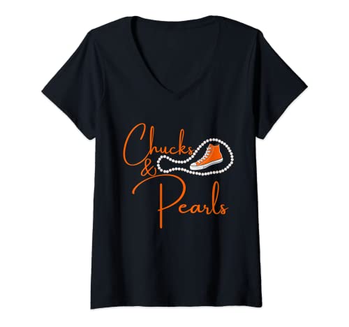 Damen Chucks and Pearls 2021 HBCU Black Girl Magic Orange T-Shirt mit V-Ausschnitt von Chucks and Pearls 2021 Teachers Melanin HBCU