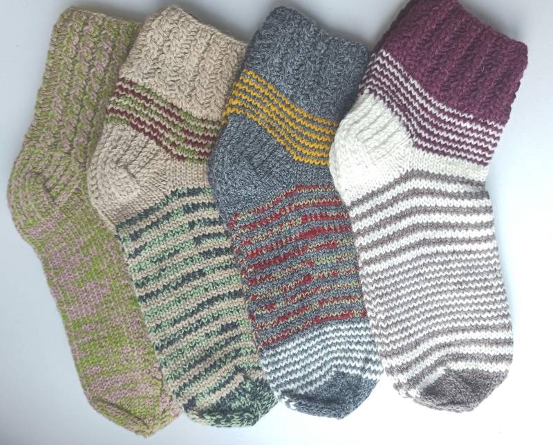 Gr. 43 - 44 Handgestrickte Lammsockensocken Warme Wollaccessoires Made in One Beispielhaftes Geschenk Für Familienmitglied Oder Liebe Freundin von ChumbyFashion