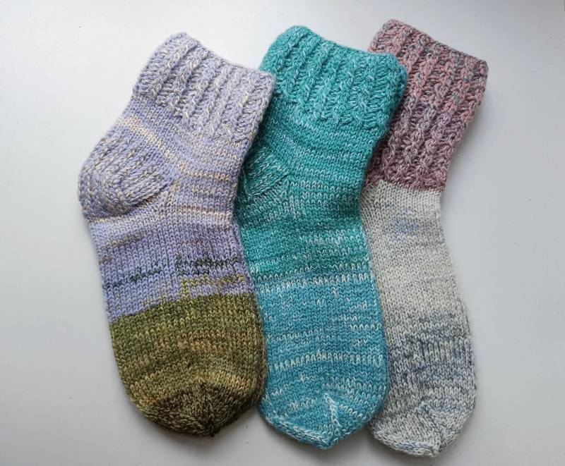 Handgestrickte Socken Aus Lammwolle Handgestrickt Accessoires Bunte Versandfertig Geschenk Für Familie von ChumbyFashion